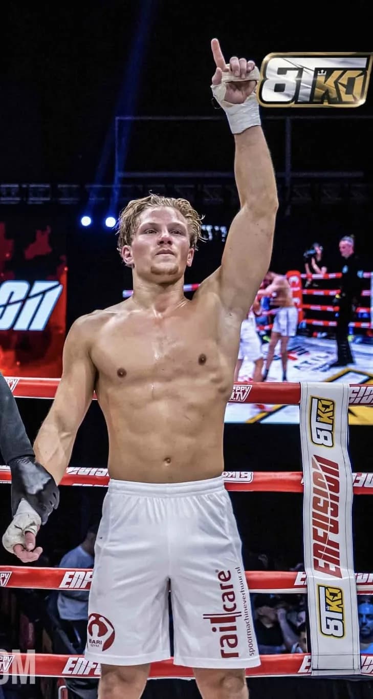 Kickbokser Jonas Adriaanse in de ring met zijn vinger in de lucht